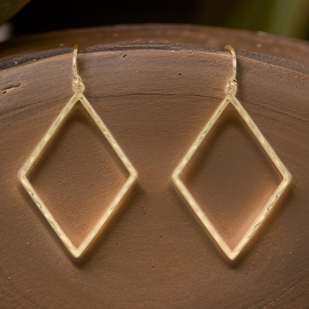 Gold tone 2” drop diamond shaped metal hammered dangle earrings geometric